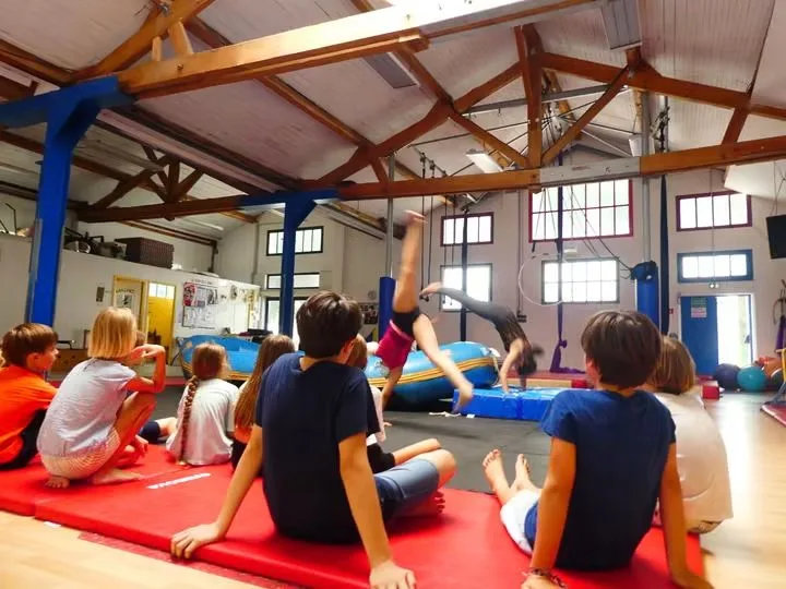 Une démonstration acrobatique dans une salle de cirque.