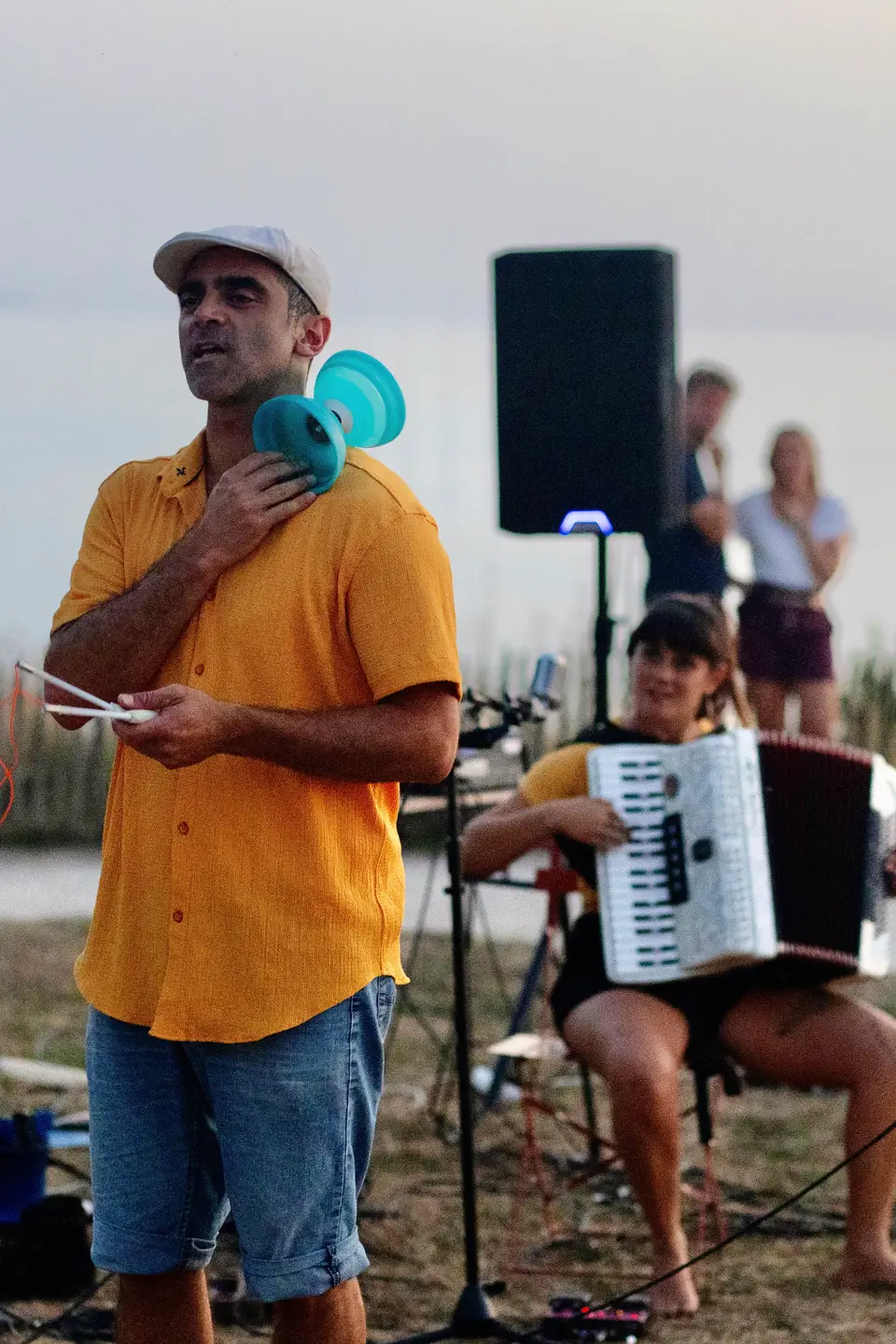 Música y malabares al aire libre.
