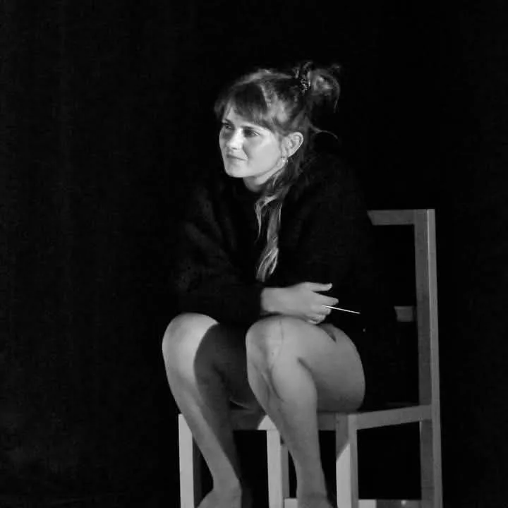 Portrait scénique en noir et blanc de Samantha.