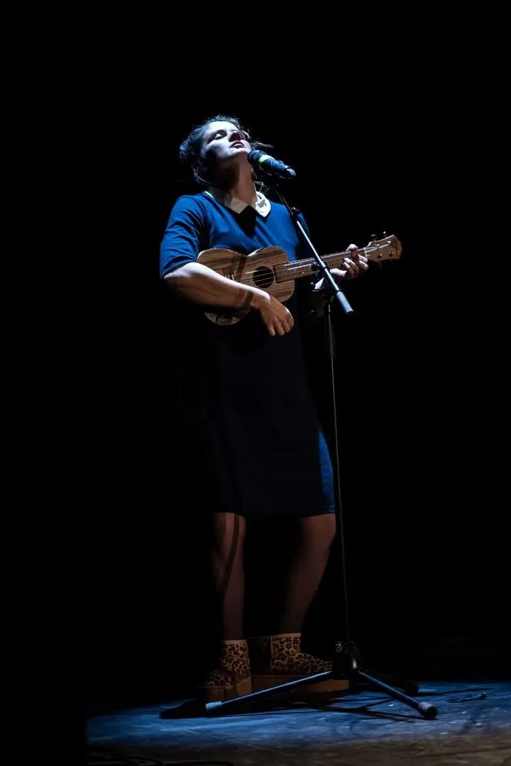 Samantha Vila sur scène, au ukulélé