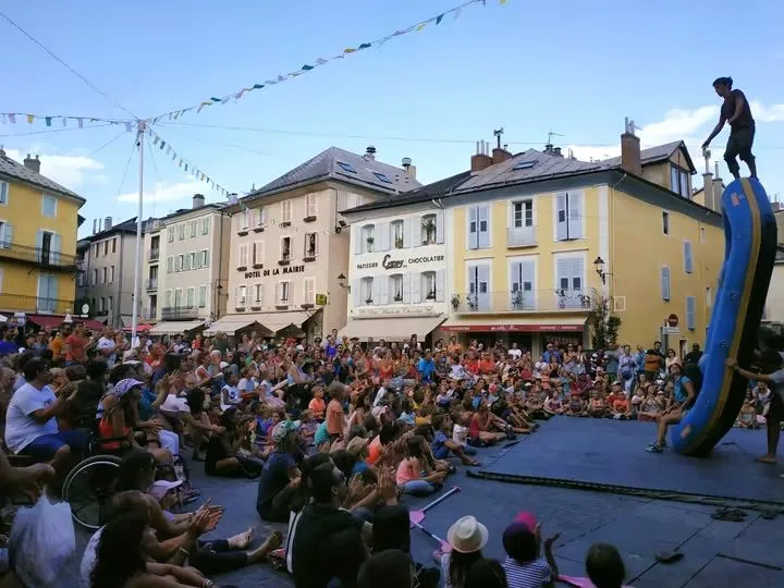 Scène de cirque devant un public, avec une embarcation.